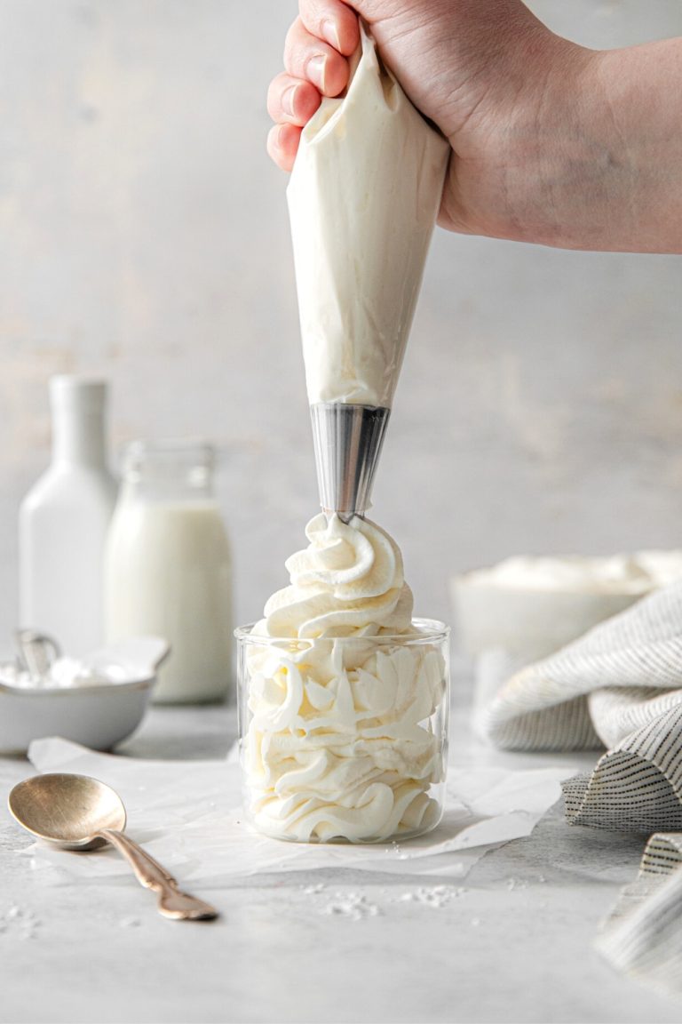Fungsi Whipped Cream dalam Kue dan Dessert: Lebih dari Sekadar Hiasan!
